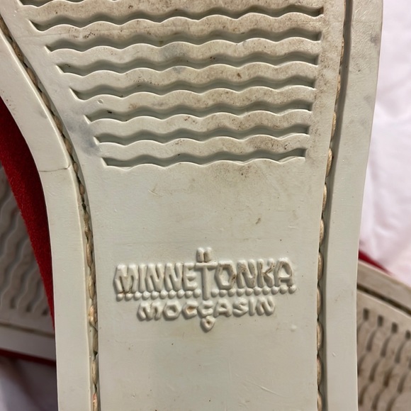 Minnetonka Red Kilty Moccasins Women's Size 8 1/2 - Picture 7 of 9